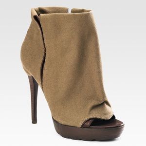 LAST CHANCE Dolce Vita Farrah Khaki Canvas Sandals